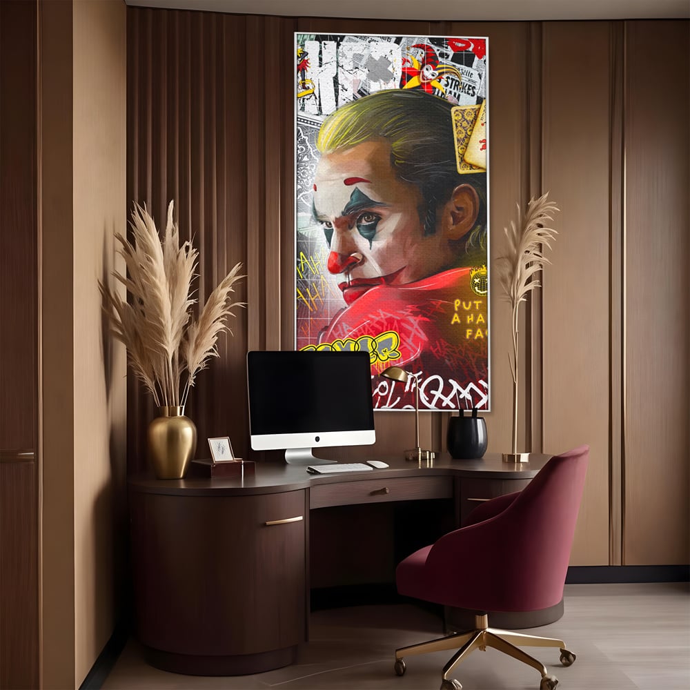 Tablou canvas cu tablou canvas cu portret joker, in rama de aluminiu argintiu, pe perete intr-un birou